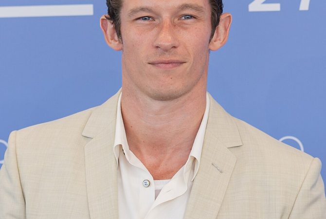 Callum Turner é apontado como o novo James Bond por jornal; Dua Lipa seria responsável por música tema