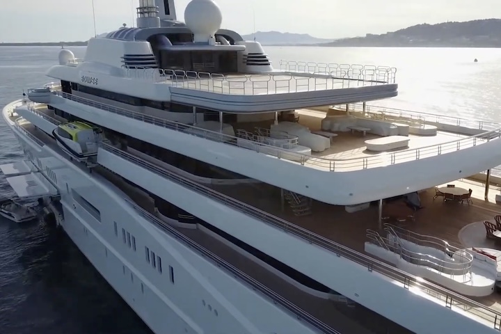 Repleto de recursos luxuosos, como uma piscina de 16 metros que se converte em pista de dança e espaços para helicópteros, o iate também recebeu importantes prêmios internacionais.