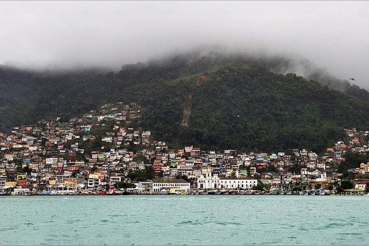 Estão isentos da taxa moradores, familiares, idosos acima de 60 anos, crianças, pessoas com deficiência, servidores públicos em serviço e pessoas que trabalham na região.