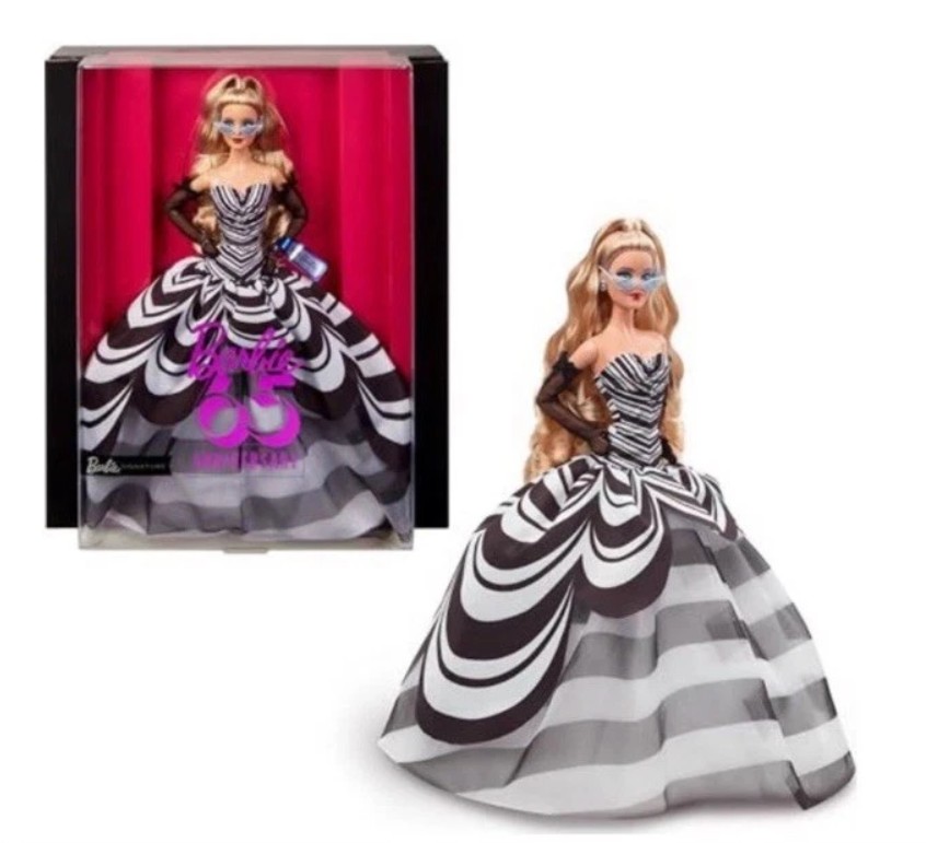 Barbie Aniversário de 65 Anos (2024) – Desenvolvida para marcar os 65 anos da Barbie, essa edição comemorativa enfatiza o legado histórico da boneca e foi direcionada principalmente ao público colecionador. O design incorpora referências à identidade clássica da Barbie com acabamento premium.
