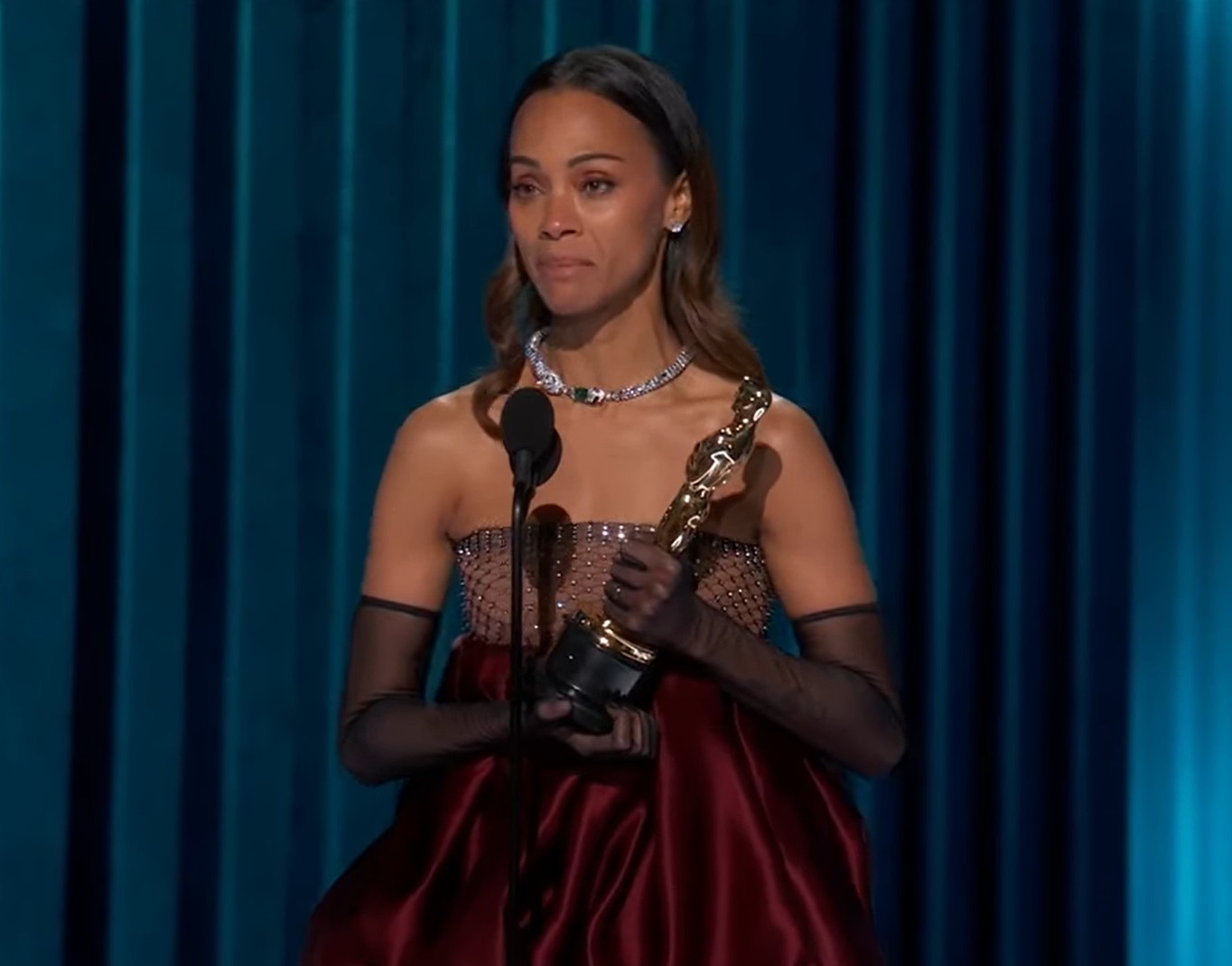 A conquista teve peso histórico: Saldaña se tornou a primeira atriz americana de origem dominicana a receber um Oscar, fato que ela destacou em seu discurso de agradecimento.
