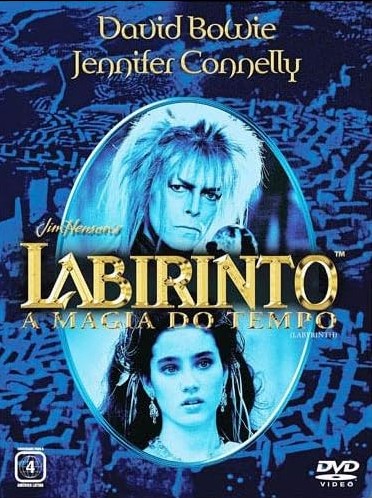 Labirinto: A Magia do Tempo – O filme de fantasia acompanha Sarah, uma adolescente que precisa atravessar um labirinto mágico para resgatar o irmão sequestrado pelo Rei dos Duendes. O elenco reúne David Bowie, que também assinou a trilha sonora, e Jennifer Connelly. Bowie morreu em 2016, enquanto Connelly construiu uma carreira premiada, venceu o Oscar por Uma Mente Brilhante e segue atuando no cinema.
