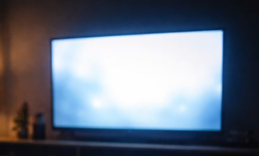 A principal razão é a luz emitida pela tela, ainda que os olhos estejam fechados. As pálpebras não bloqueiam totalmente a luminosidade.