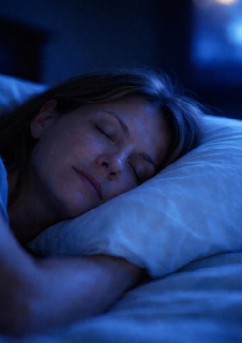 Imagens em movimento agravam esse efeito, mesmo sem áudio. Mudanças de brilho, cores e cenas mantêm o cérebro em estado de alerta.