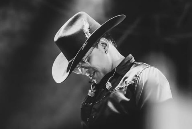 Cantor colombiano Yeison Jiménez morre em acidente aéreo