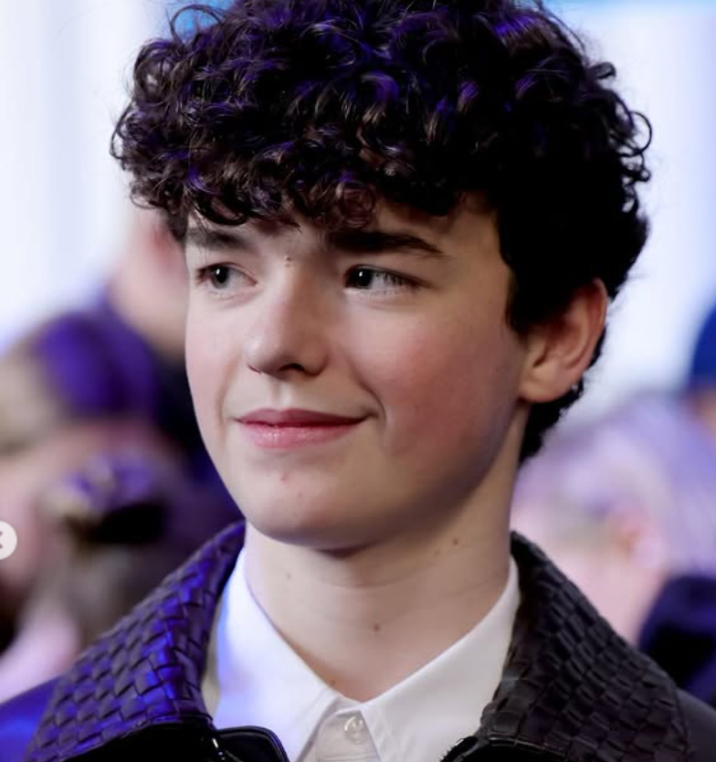 Aos 16 anos, ele é o mais novo a vencer na categoria Melhor Ator Coadjuvante em TV. E o segundo mais jovem a ganhar o prêmio em geral, atrás apenas de Ricky Schroder, que faturou o Globo de Ouro de Melhor Nova Estrela do Ano, aos 9 anos, pelo filme 