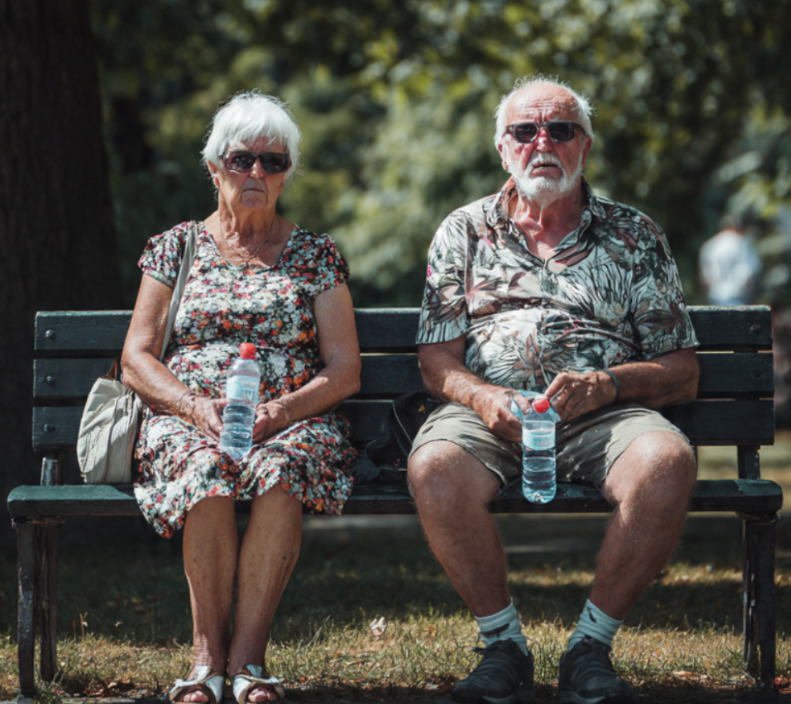 Crianças e idosos precisam de atenção redobrada, pois nem sempre percebem os sinais iniciais de desidratação. A oferta constante de líquidos é essencial.