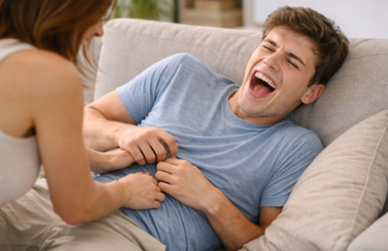 A segunda é a gargalesis, responsável pelo riso intenso. Ela acontece com estímulos mais firmes e repetidos, geralmente aplicados por outra pessoa em regiões sensíveis do corpo.