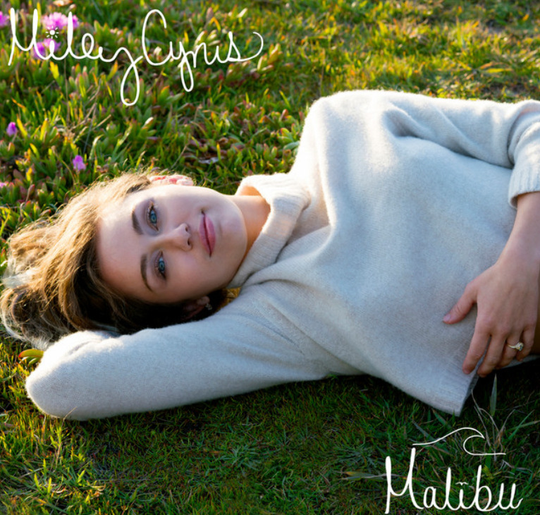 Após esse período, Miley passou a explorar caminhos sonoros menos convencionais. Em 2017, apresentou “Younger Now”, disco de tom mais introspectivo e sonoridade próxima ao country pop. O single “Malibu” refletiu uma fase artística mais pessoal e contida.
