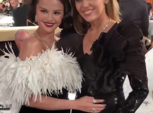 Miley Cyrus se reencontra com Selena Gomez no Globo de Ouro 2026