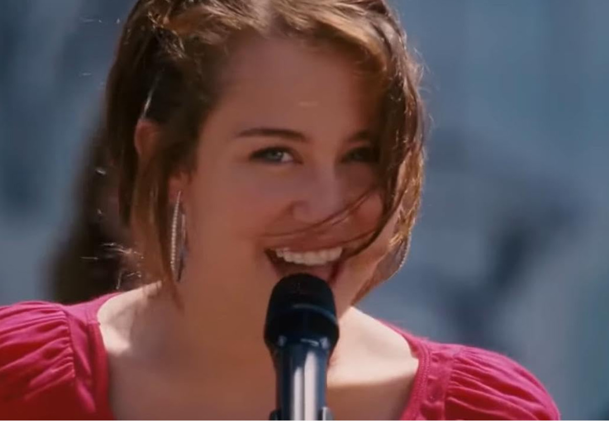 O sucesso foi tamanho que a personagem ganhou um filme para os cinemas. “Hannah Montana: O Filme” estreou em 2009 e trouxe “The Climb” como um dos destaques da trilha sonora.
