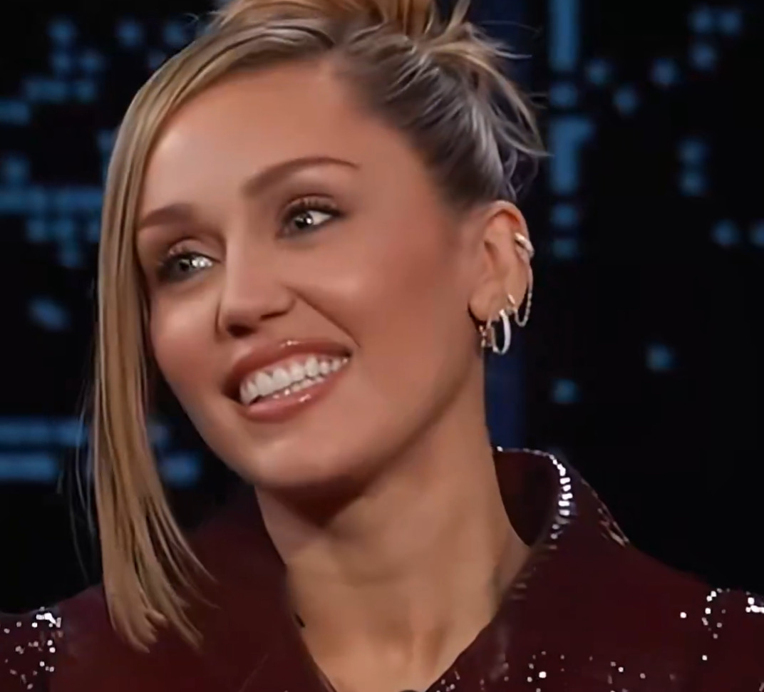 A canção integrou o álbum “Endless Summer Vacation”, lançado no mesmo ano. O disco recebeu ampla aclamação, seis indicações ao Grammy e, em 2024, garantiu a Miley seus primeiros prêmios na premiação, incluindo Gravação do Ano e Melhor Performance Pop Solo por “Flowers”.
