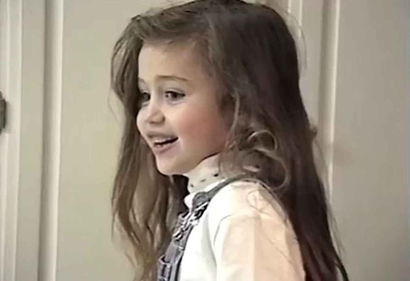 Destiny Hope Cyrus, seu nome de batismo, nasceu em 23 de novembro de 1992, em Franklin, no estado do Tennessee. Filha do cantor country Billy Ray Cyrus e de Tish Cyrus, e afilhada da cantora Dolly Parton, cresceu em uma fazenda próxima a Nashville. Ainda bebê, recebeu o apelido “Miley” por sorrir com frequência, nome que adotou legalmente em 2008 como Miley Ray Cyrus.
