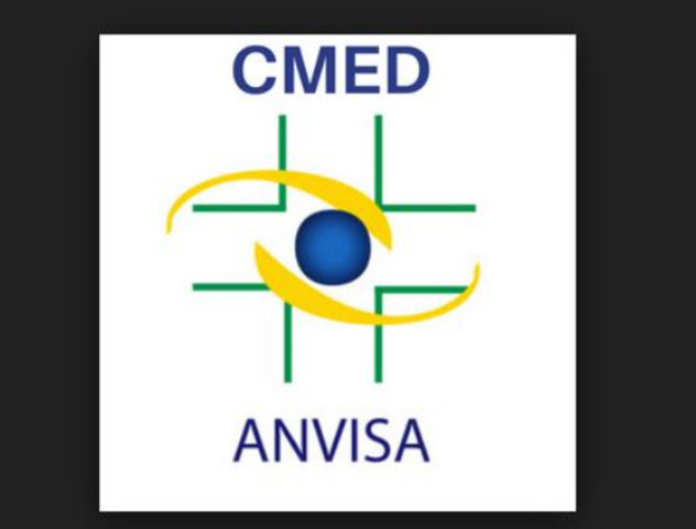 Antes da oferta pública, a CMED deve definir o preço máximo. A CMED é a Câmara de Regulação do Mercado de Medicamentos, órgão do governo federal responsável por definir o preço máximo que um medicamento pode ter no Brasil.
Ela atua para evitar abusos e equilibrar o mercado. 