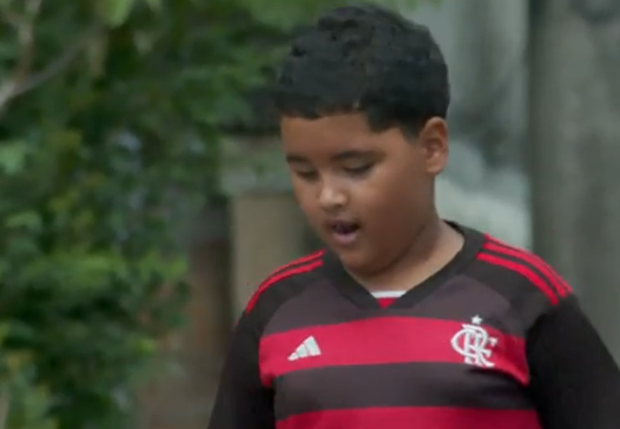 Ao avistar um bombeiro em um jet ski, o garoto pediu ajuda e foi retirado da água, sendo levado a unidades de saúde, onde passou por exames sem necessidade de internação.