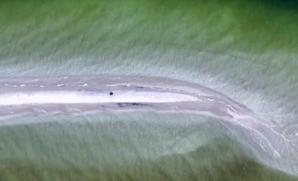 As buscas envolveram o Corpo de Bombeiros, a Marinha do Brasil, pescadores e moradores, que utilizaram drones, embarcações e jet skis na costa.