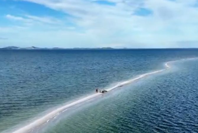 Menino sobrevive após passar a noite à deriva num caiaque: ‘Só via a luz da Lua’