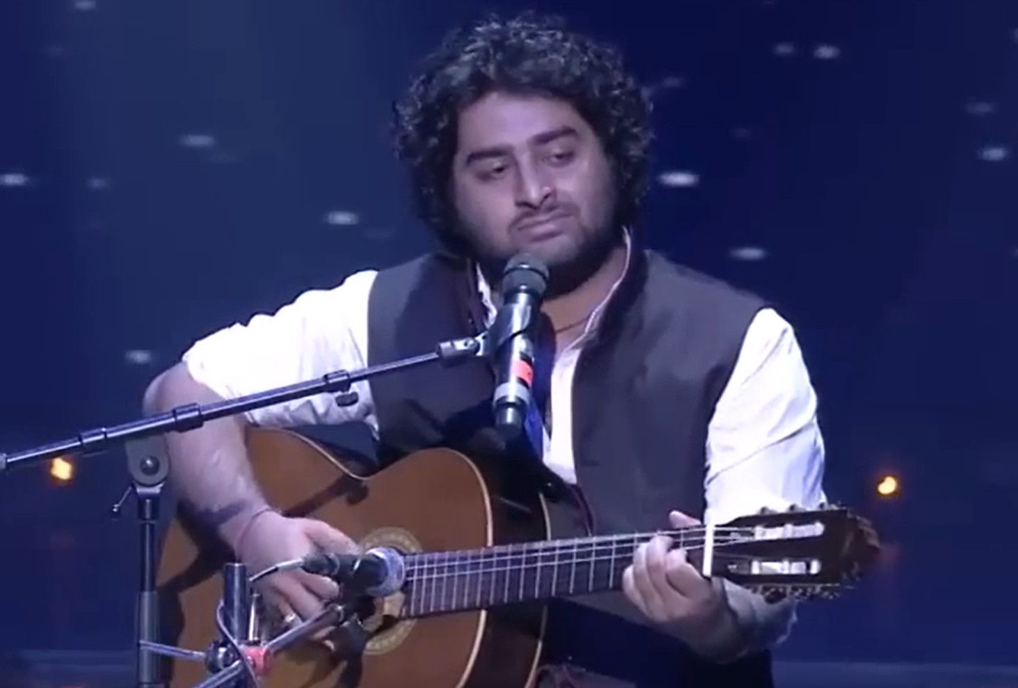 Reconhecido por uma voz barítono de timbre nasal e ampla versatilidade, Arijit Singh transita por gêneros como baladas românticas, música clássica indiana, folk, sufi, pop e trilhas eletrônicas.
