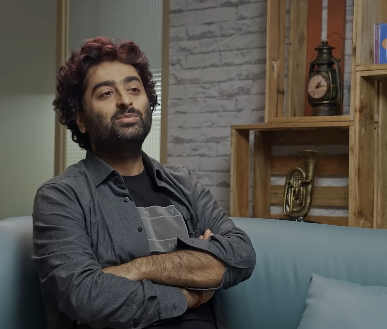 Arijit Singh tem dois filhos com sua esposa Koel Roy, com quem é casado desde 2014, e uma enteada, filha de Koel de seu primeiro casamento.
