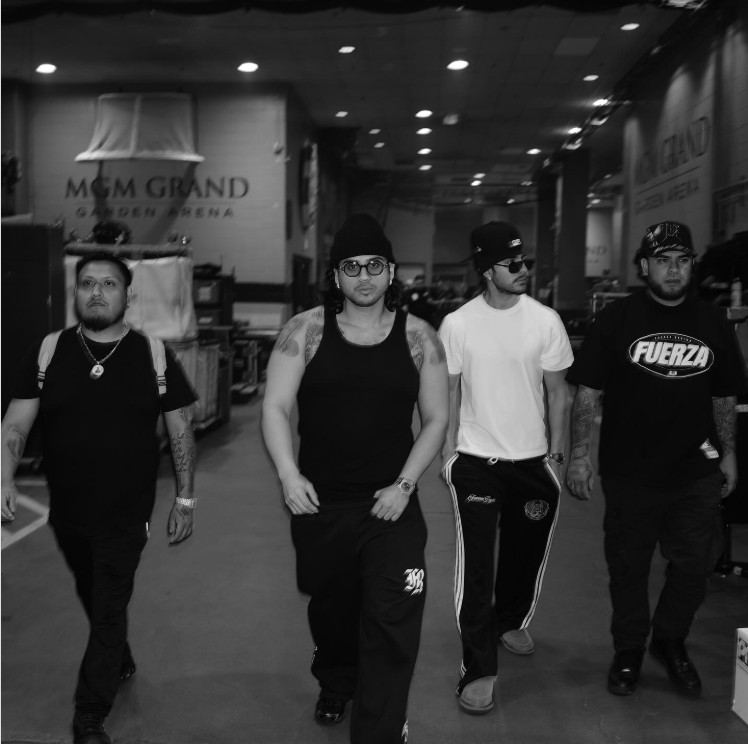 Paralelamente ao sucesso comercial, o grupo enfrenta uma disputa judicial com a gravadora Rancho Humilde, que acusa a banda de quebra de contrato. Fuerza Regida, por sua vez, afirma ter sofrido retenção de royalties e sabotagem, incluindo falhas na submissão de trabalhos para premiações. O caso segue em tramitação judicial, sem posicionamento público oficial da gravadora.
