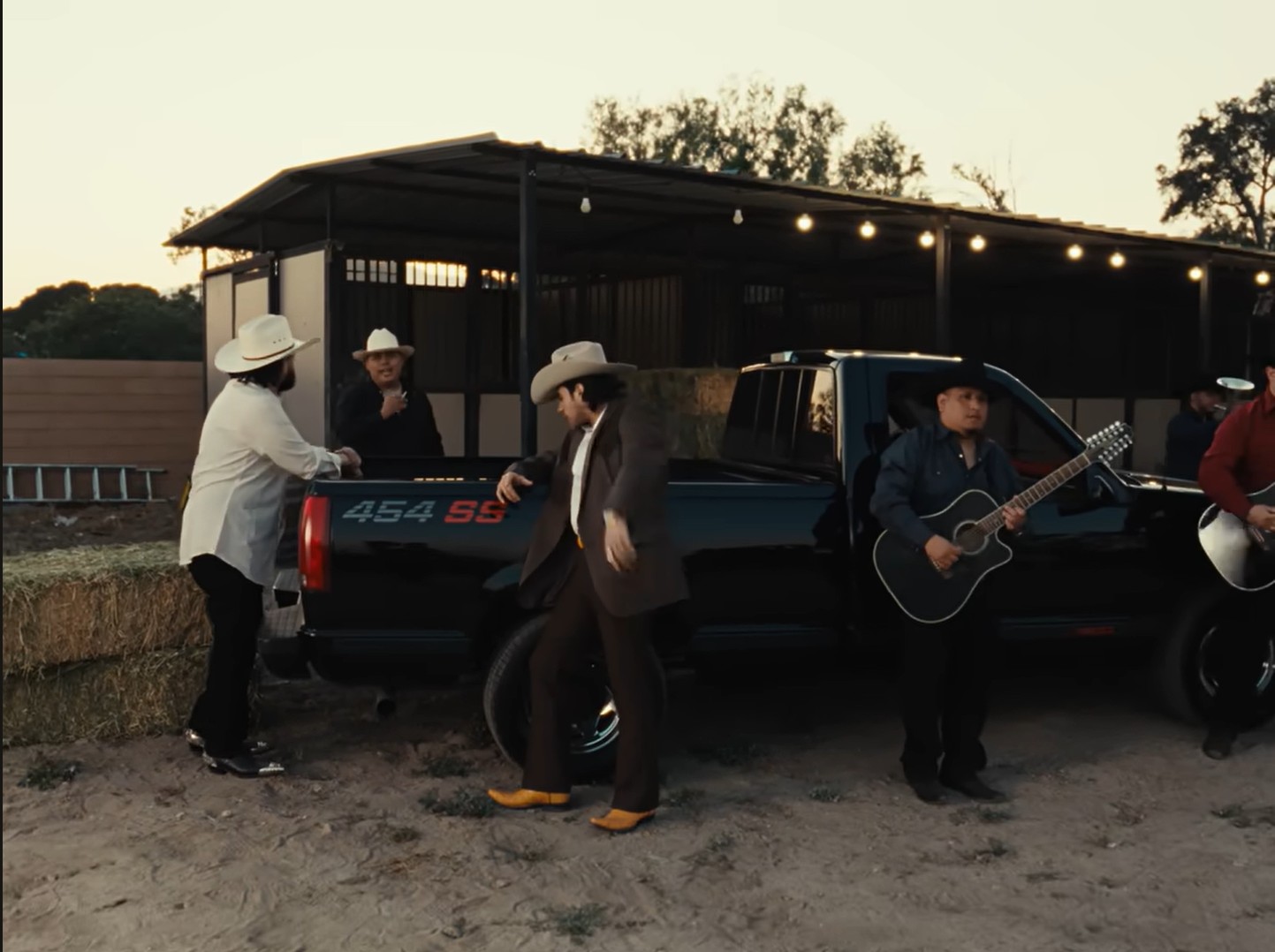 Mas você sabe quem é esse grupo? Fuerza Regida é uma banda norte-americana de música regional mexicana formada em 2015, na cidade de San Bernardino, Califórnia. O grupo surgiu inicialmente como uma banda de covers e passou a ganhar notoriedade ao incorporar composições autorais e ampliar seu alcance por meio do YouTube.
