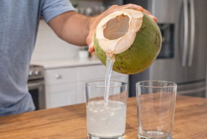 Refrescante por natureza: por que a água de coco virou símbolo de hidratação no calor