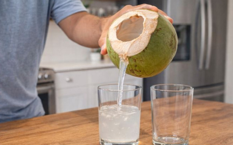 <p>A quantidade indicada costuma variar de um a dois copos por dia. Em dias muito quentes, pode-se consumir um pouco mais, sem exageros.</p>
