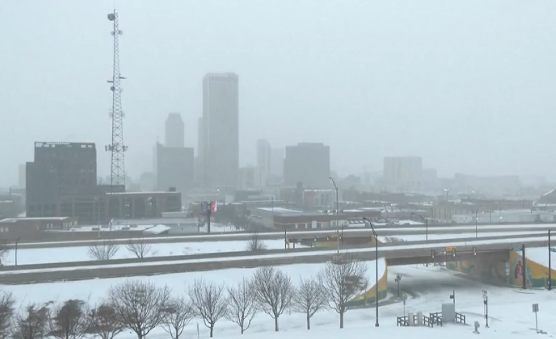 <p>A nevasca provocou cancelamentos de voos em massa, quedas de energia e levou autoridades em mais de 20 estados a declararem emergência para enfrentar as condições extremas.</p>
