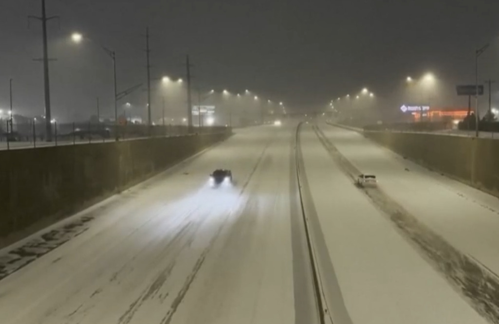 <p>O serviço meteorológico dos EUA alertou em 26 de janeiro de 2026 que as temperaturas continuariam perigosamente baixas por vários dias, com riscos de hipotermia e gelo nas vias que complicaram ainda mais o tráfego e a segurança pública.</p>
