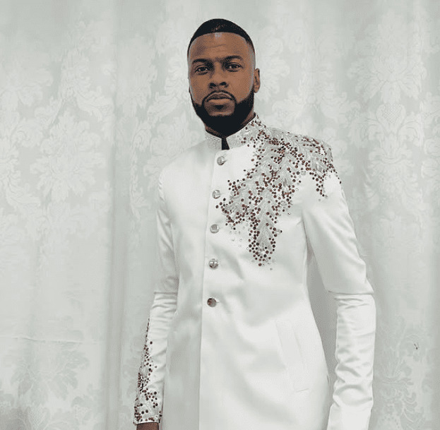 <p>Dowglas Diniz – Sua trajetória como “cria da Mangueira” reforça o vínculo afetivo entre cantor e escola a fim de dar autenticidade ao samba-enredo “Mestre Sacacá do Encanto Tucuju – o Guardião da Amazônia Negra”. Teve passagens como puxador na Engenho da Rainha.</p>
