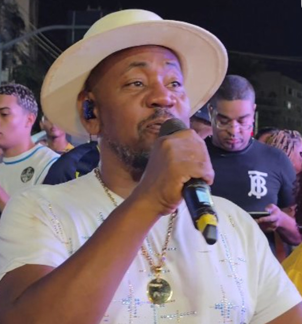 <p>Pixulé – Com voz potente e carismática, segue na Paraíso do Tuiuti, a azul e amarelo de São Cristóvão em 2026. Ele será o intérprete do enredo “Lonã Ifá Lukumi”, que conta a história de uma vertente religiosa afro-cubana que vem sendo redescoberta no Brasil.</p>
