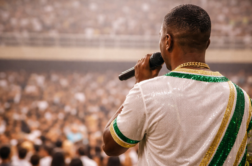 <p>Portanto, conhecer quem são esses artistas é mergulhar na essência do espetáculo e compreender como suas histórias se entrelaçam com a tradição do samba.</p>
