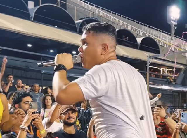 Leozinho Nunes canta 