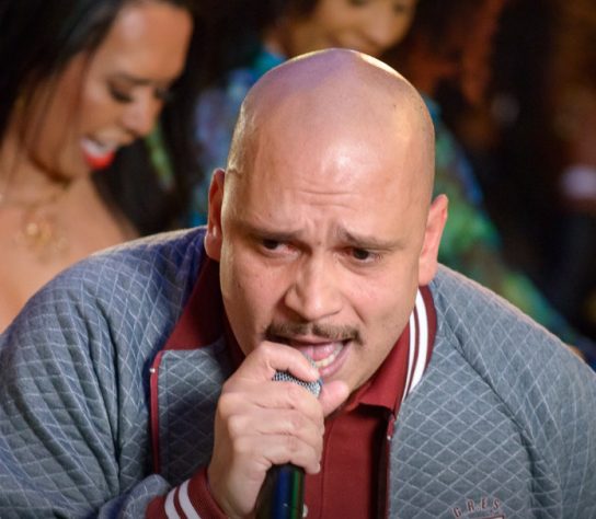 Léo do Cavaco canta 