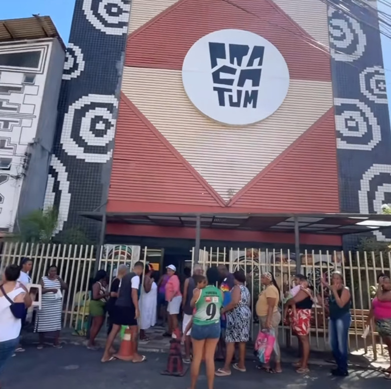 <p>Preocupado com sua comunidade, Brown criou iniciativas sociais no bairro Candeal, como a Pracatum. Dessa forma, ele transformou a música em ferramenta de educação e cidadania. Ao oferecer oportunidades para jovens, promoveu inclusão e esperança.</p>
