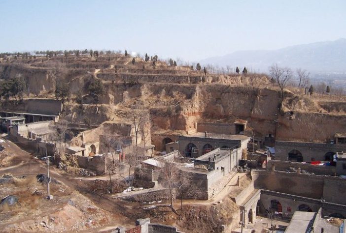 Yaodong (cavernas-casa) – Wikimedia Commons/MeierePoehlmann