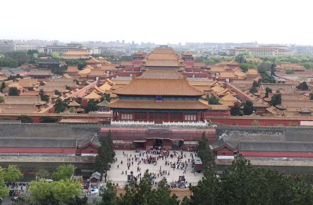 No centro de Pequim está a imponente Cidade Proibida, um dos principais símbolos do poder imperial chinês. Construída no início do século XV, serviu como residência de imperadores e sede política durante quase cinco séculos. -  (crédito: reprodução)