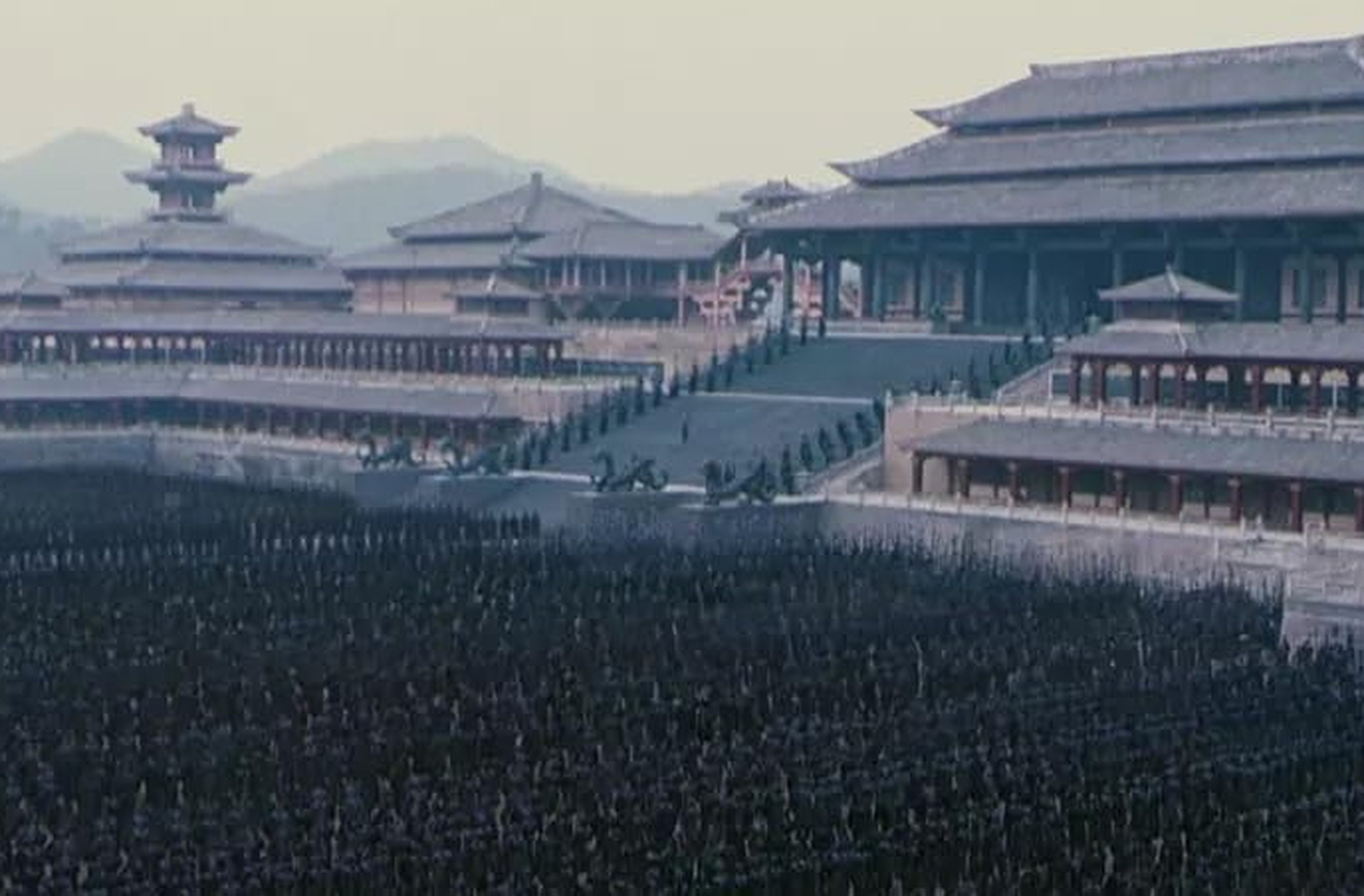 <p>A Cidade Proibida inspirou obras literárias, filmes e séries, tornando-se ícone cultural global. Sua imagem é associada ao mistério e à grandiosidade da China antiga. Assim, ela transcende fronteiras e continua a fascinar o mundo.</p>
<p>&nbsp;</p>
