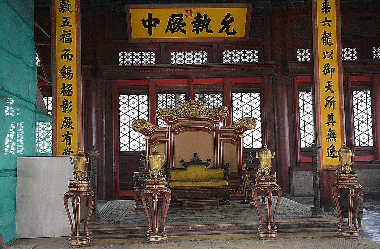 <p>Já  Salão da Harmonia Média, destinado a ensaios e preparações antes das grandes cerimônias, funcionava como espaço de transição, onde o imperador se preparava para os rituais. Dessa forma, ele simbolizava a passagem entre o cotidiano e o sagrado.</p>
