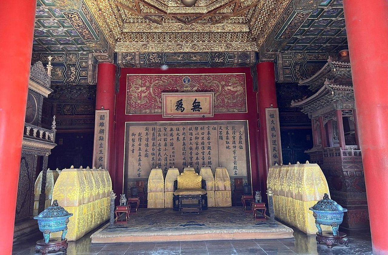 <p>O Salão da Preservação da Harmonia, por sua vez, era usado para banquetes e exames imperiais, reforçando a ideia de que a cultura e o conhecimento eram pilares do poder. Além de receber festas, o espaço também legitimava a hierarquia intelectual da corte.</p>
