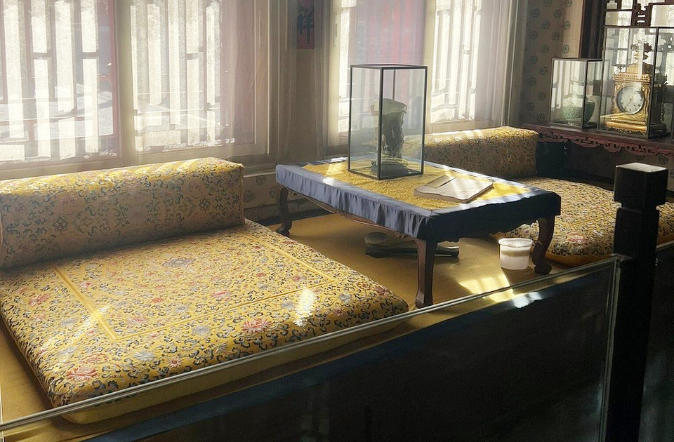 <p>Os aposentos do imperador e da imperatriz ficavam na parte interna do complexo. Decorados com luxo, eles refletiam a vida privada da família real. Contudo, mesmo nos espaços mais reservados, a arquitetura mantinha símbolos de poder e ordem.</p>
