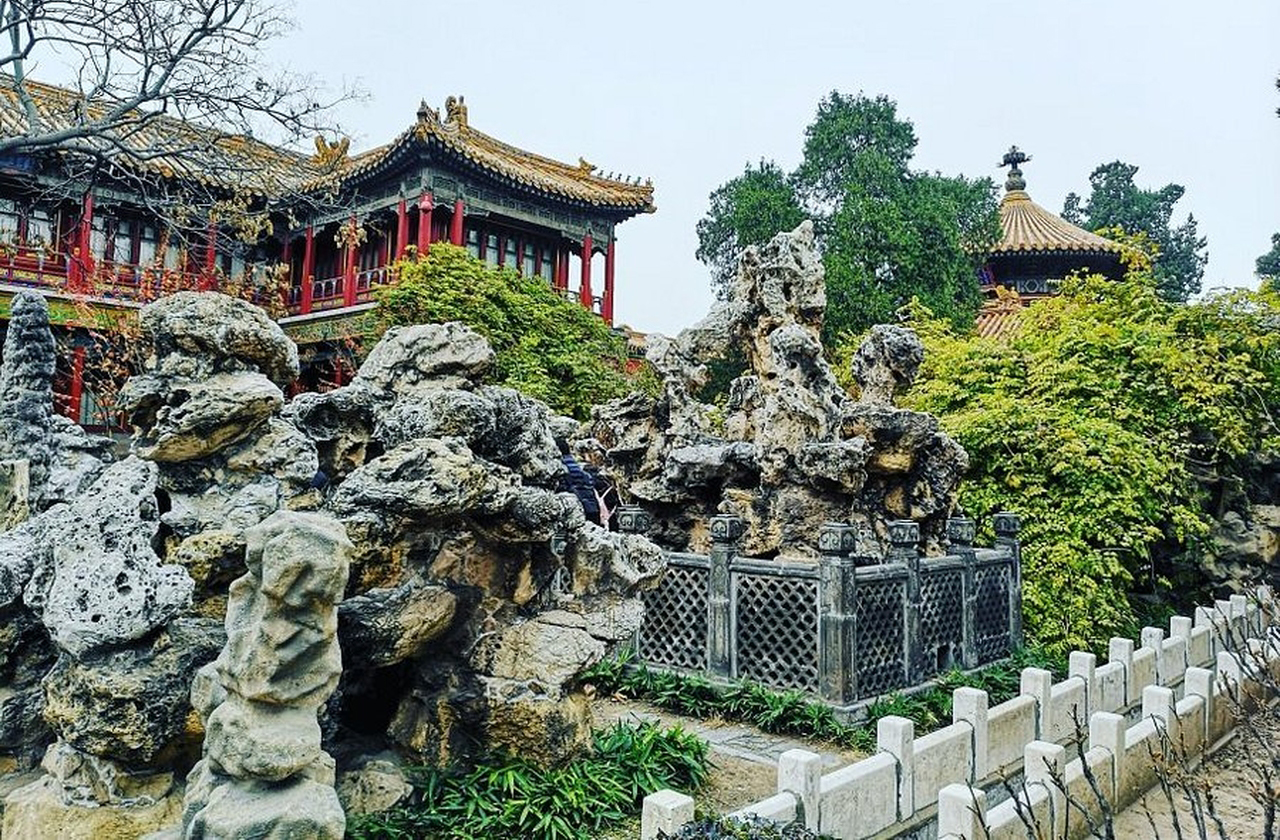 <p>Os jardins da Cidade Proibida eram locais de contemplação e descanso, com árvores centenárias, rochas ornamentais e pavilhões. Ao representarem a busca pela harmonia entre natureza e humanidade, eram vistos como espaços de equilíbrio e beleza.</p>
