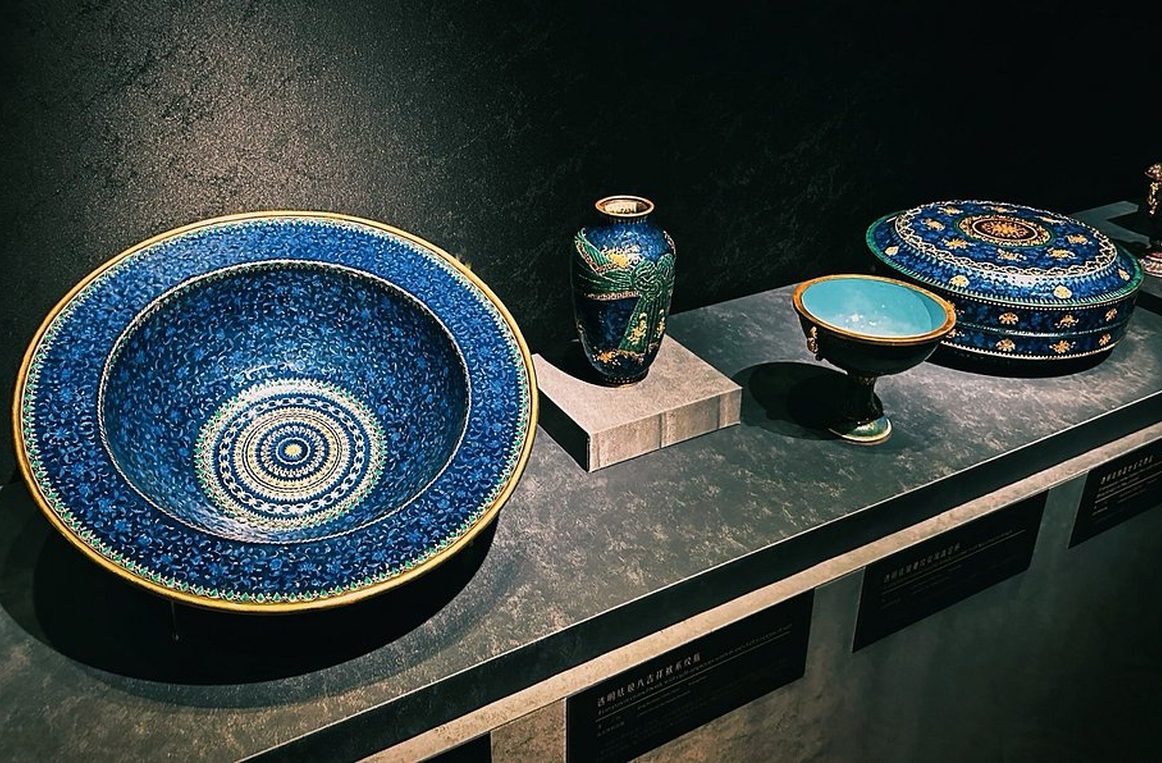 <p>O palácio guarda milhares de peças de arte, incluindo porcelanas, desenhos em telas e esculturas. Esses objetos revelam o refinamento cultural da corte e a riqueza da tradição chinesa. Portanto, é também um museu vivo da arte.</p>
