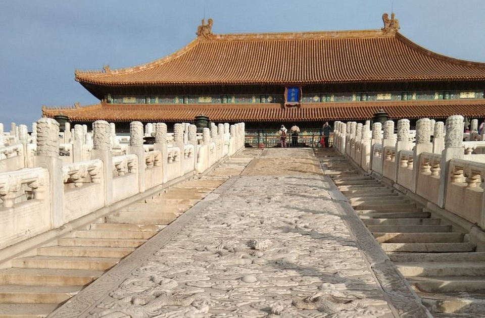 <p>Mais do que um monumento, a Cidade Proibida é símbolo da identidade chinesa. Ela conecta gerações, lembrando o poder e a cultura que moldaram o país. Assim, seu legado continua a inspirar e a ensinar sobre a importância da tradição.</p>
