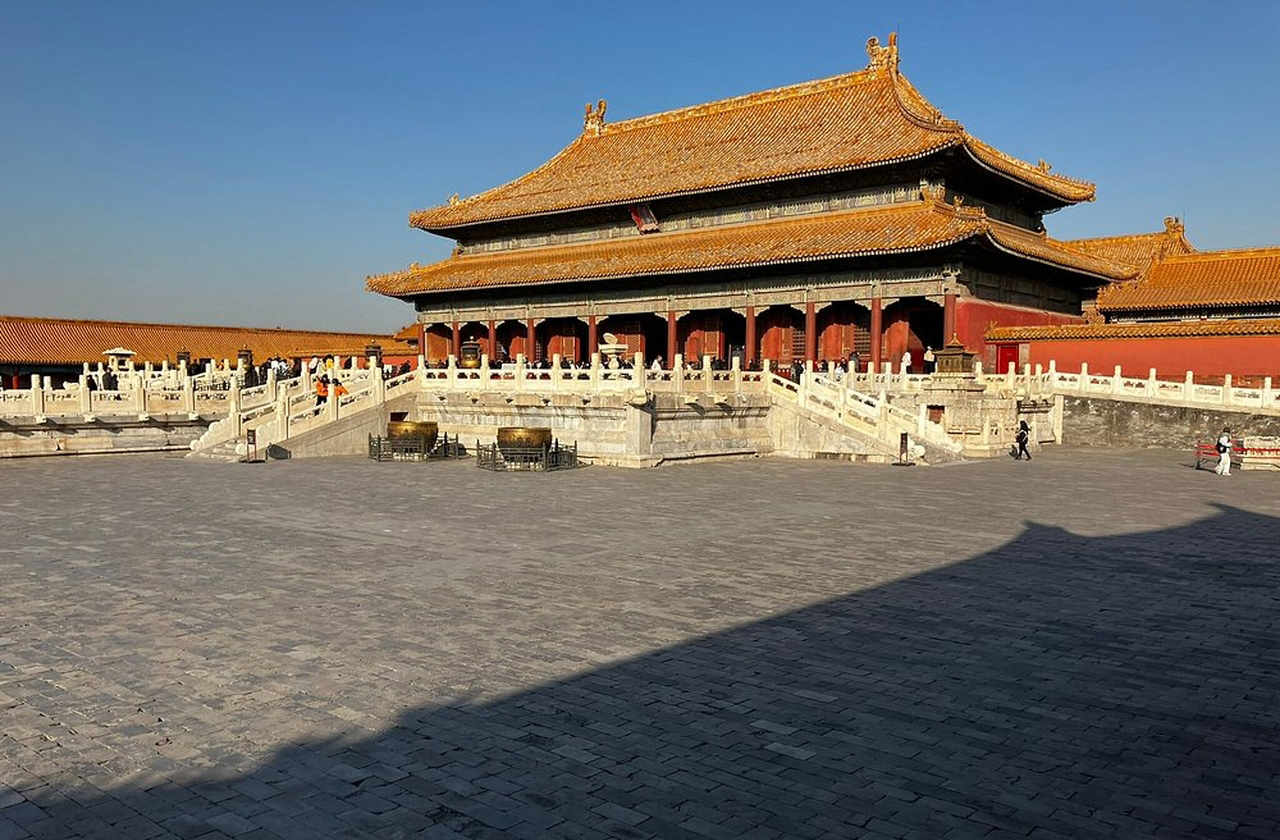 <p>Hoje, transformada em museu, guarda tesouros artísticos e arquitetônicos que narram a história da China. Assim, visitar a Cidade Proibida é mergulhar em um universo de tradição, poder e beleza.</p>
