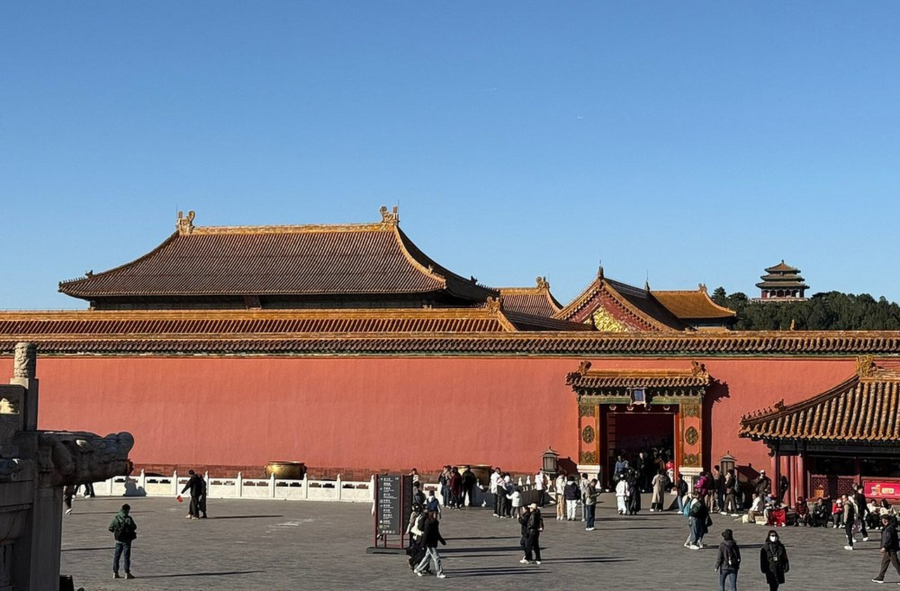 <p>O nome original é <em>Z?jìnchéng</em>, que significa “Cidade Púrpura Proibida”. A cor púrpura remete à estrela polar, símbolo da morada celestial do imperador. Já o termo “proibida” indicava que apenas membros da corte e pessoas autorizadas podiam entrar.</p>
