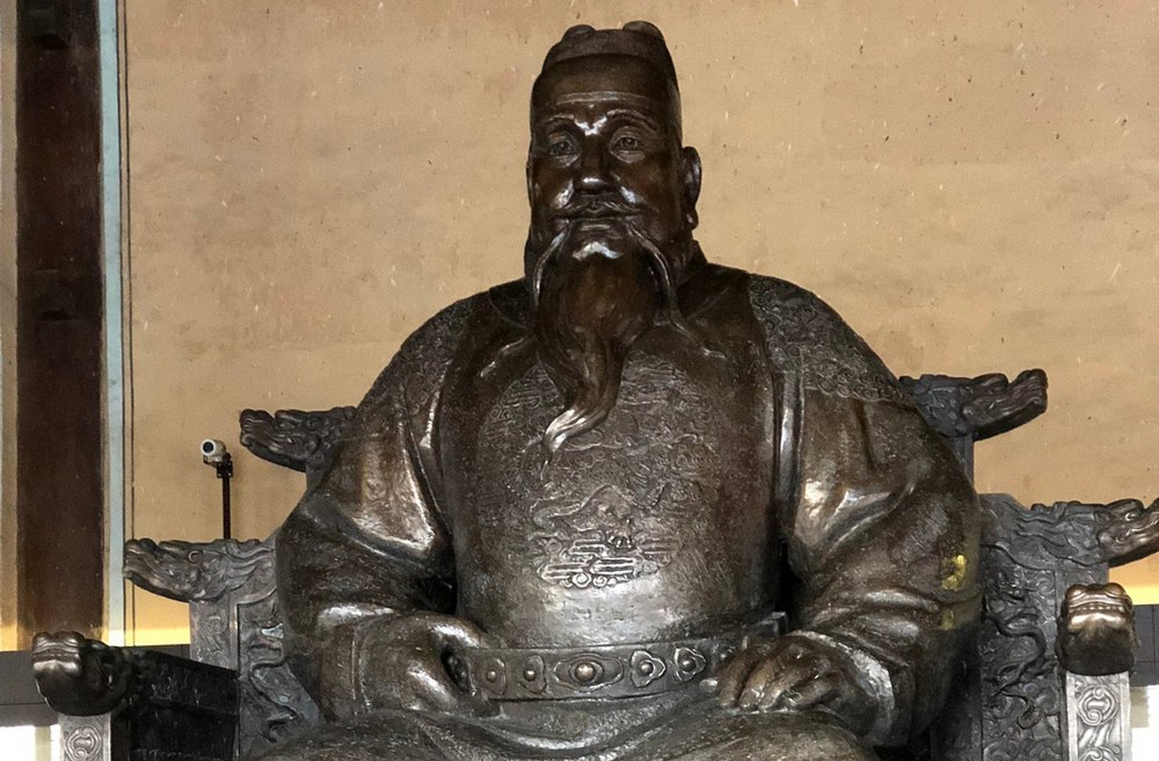 <p>Durante sua história, a Cidade Proibida abrigou 24 imperadores, e cada governante deixou marcas arquitetônicas e culturais. Portanto, o espaço não é apenas físico, mas também um testemunho vivo do legado e transformação do poder imperial.</p>
