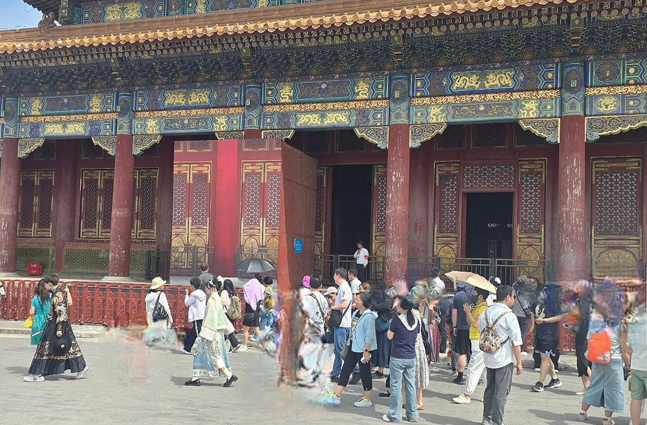 <p>Sua arquitetura é carregada de simbolismo. As cores vermelha e dourada predominam, representando prosperidade e autoridade. Número de colunas, degraus e portas seguem padrões do pensamento confucionista e taoista. Assim, cada elemento transmite mensagens de ordem e equilíbrio.</p>
