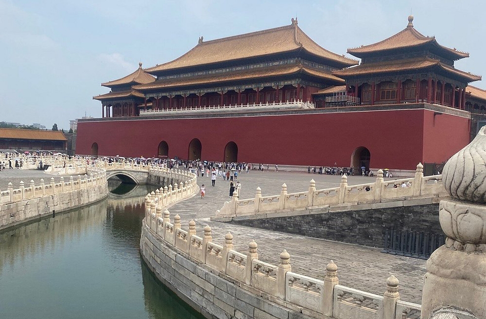 <p>O portão de entrada mais famoso é o Meridiano, que dá acesso ao eixo central do complexo. Outros portões, como o da Harmonia Suprema, reforçam a ideia de transição entre mundos. Atravessar os portões era também simbolicamente romper para o espaço sagrado do poder.</p>
