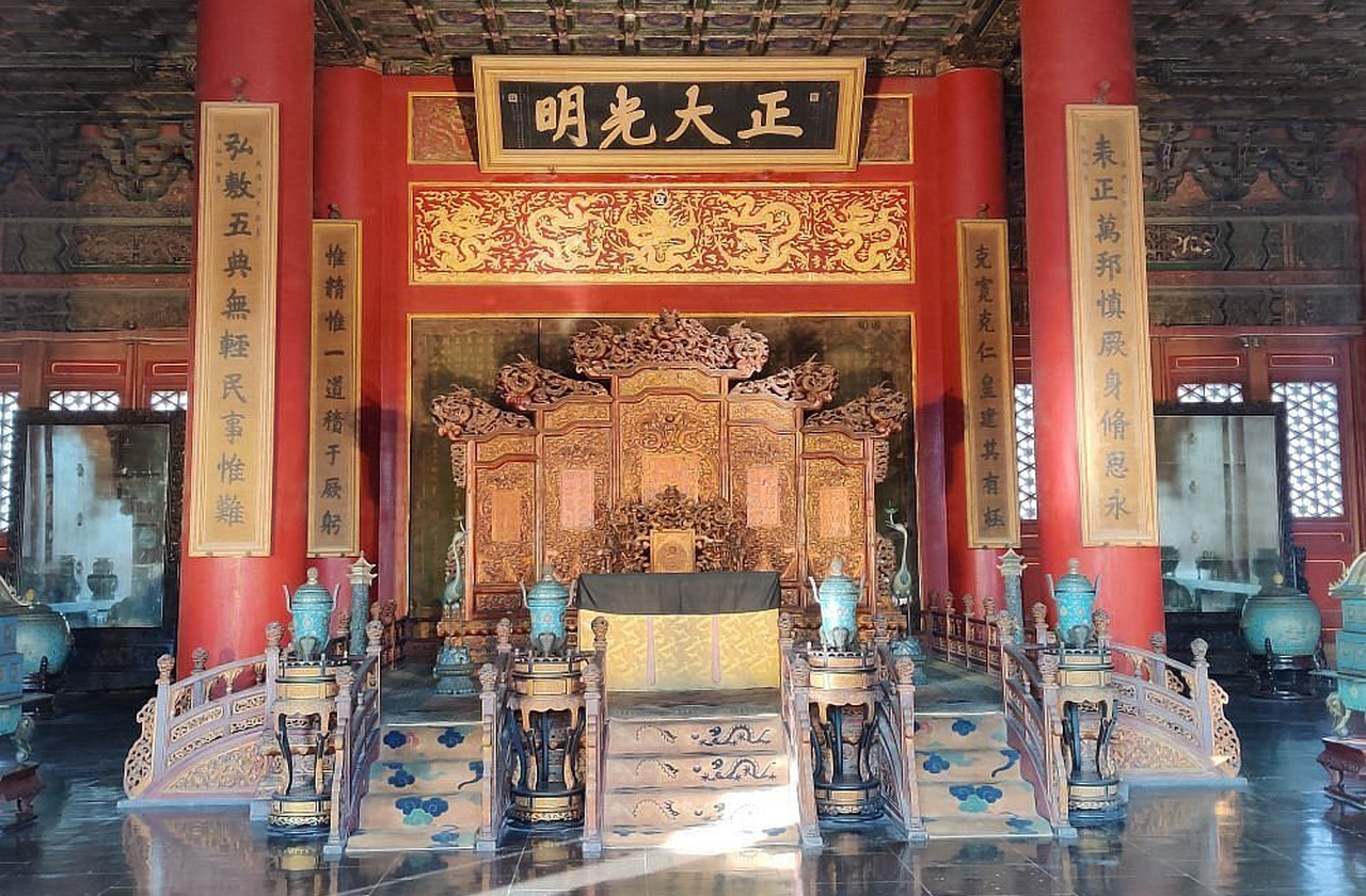 <p>O Salão da Suprema Harmonia é o maior edifício da Cidade Proibida e servia para cerimônias, tais como coroações e celebrações. Com tronos e decorações douradas, reforçava a autoridade imperial. Assim, era palco de rituais que legitimavam o poder perante a corte e o povo.</p>
